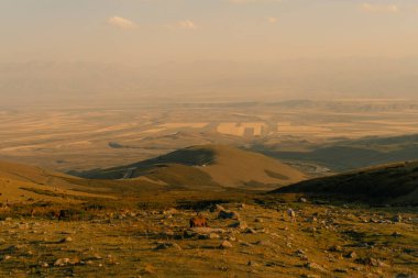 Kırgızistan 'da gün batımında Suusamyr Vadisi. Yüksek kalite fotoğraf