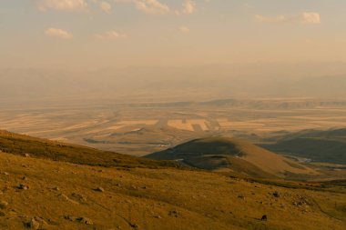 Kırgızistan 'da gün batımında Suusamyr Vadisi. Yüksek kalite fotoğraf