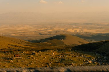 Kırgızistan 'da gün batımında Suusamyr Vadisi. Yüksek kalite fotoğraf