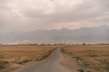 Kurak, tepelik bir araziden geçen toprak bir yol. Yüksek kalite fotoğraf