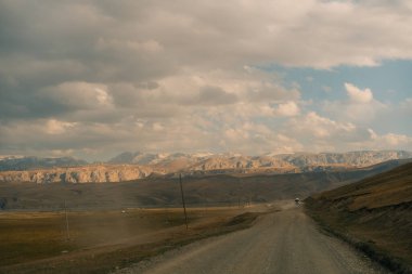 Kurak, tepelik bir araziden geçen toprak bir yol. Yüksek kalite fotoğraf