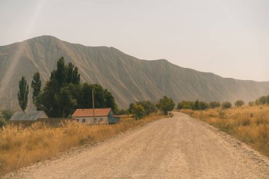 Kurak, tepelik bir araziden geçen toprak bir yol. Yüksek kalite fotoğraf