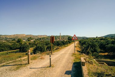 Kırsal kesimde ve İspanya 'da Verde üzerinden tahta bir direğe kurulmuş bir yürüyüş rotası. Yüksek kalite fotoğraf