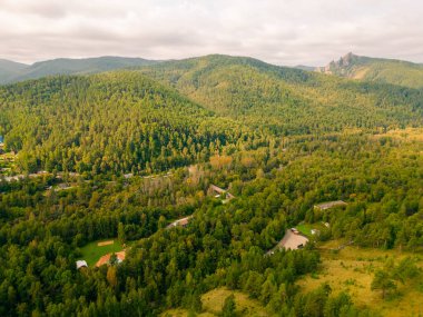 Dağlarda turist gezisi. Ulusal parktaki merdivenler. Dağa çıkan merdivenler. Yüksek kalite fotoğraf