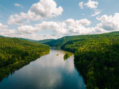 Krasnoyarsk Krai 'deki Mana Nehri' nin havadan görüntüsü. Yüksek kalite fotoğraf