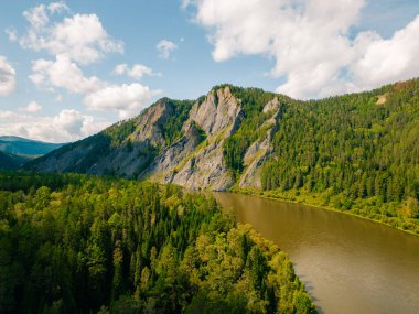 Krasnoyarsk Krai 'deki Mana Nehri' nin havadan görüntüsü. Yüksek kalite fotoğraf