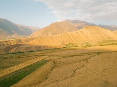 Kırgızistan Kyzyl Oi Köyü 'nün havadan görünüşü - 25 Ağustos 2025. Yüksek kalite fotoğraf