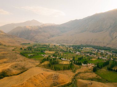 Kırgızistan Kyzyl Oi Köyü 'nün havadan görünüşü - 25 Ağustos 2025. Yüksek kalite fotoğraf