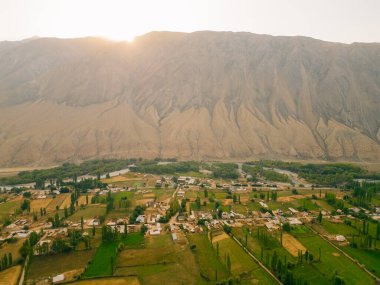 Kırgızistan Kyzyl Oi Köyü 'nün havadan görünüşü - 25 Ağustos 2025. Yüksek kalite fotoğraf