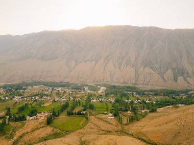 Kırgızistan Kyzyl Oi Köyü 'nün havadan görünüşü - 25 Ağustos 2025. Yüksek kalite fotoğraf