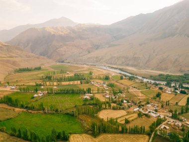 Kırgızistan Kyzyl Oi Köyü 'nün havadan görünüşü - 25 Ağustos 2025. Yüksek kalite fotoğraf