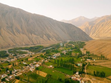 Kırgızistan Kyzyl Oi Köyü 'nün havadan görünüşü - 25 Ağustos 2025. Yüksek kalite fotoğraf