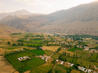 Kırgızistan Kyzyl Oi Köyü 'nün havadan görünüşü - 25 Ağustos 2025. Yüksek kalite fotoğraf