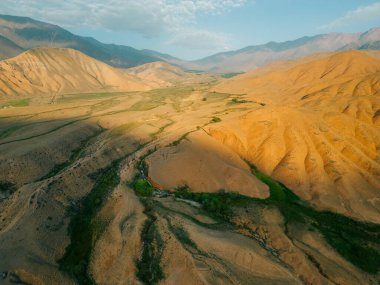 Kırgızistan Kyzyl Oi Köyü 'nün havadan görünüşü - 25 Ağustos 2025. Yüksek kalite fotoğraf