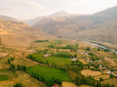 Kırgızistan Kyzyl Oi Köyü 'nün havadan görünüşü - 25 Ağustos 2025. Yüksek kalite fotoğraf