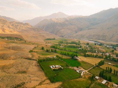 Kırgızistan Kyzyl Oi Köyü 'nün havadan görünüşü - 25 Ağustos 2025. Yüksek kalite fotoğraf