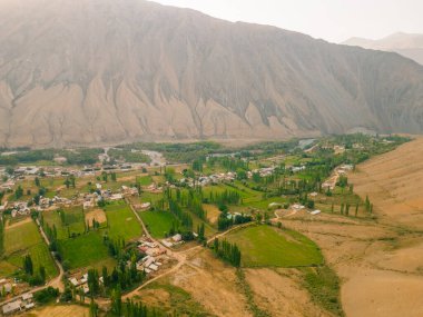 Kırgızistan Kyzyl Oi Köyü 'nün havadan görünüşü - 25 Ağustos 2025. Yüksek kalite fotoğraf