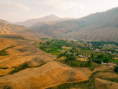 Kırgızistan Kyzyl Oi Köyü 'nün havadan görünüşü - 25 Ağustos 2025. Yüksek kalite fotoğraf