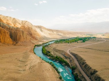 Kırgızistan Kyzyl Oi Köyü 'nün pitoresk manzarasından akan Kokemeren nehri. Arka planda dağlar var. Yüksek kalite fotoğraf