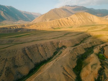 Kırgızistan Kyzyl Oi Köyü 'nün havadan görünüşü - 25 Ağustos 2025. Yüksek kalite fotoğraf