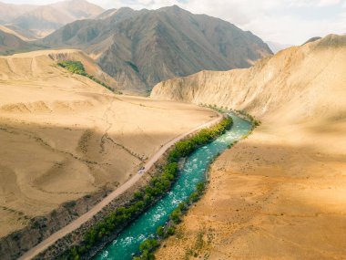 Kırgızistan Kyzyl Oi Köyü 'nün pitoresk manzarasından akan Kokemeren nehri. Arka planda dağlar var. Yüksek kalite fotoğraf