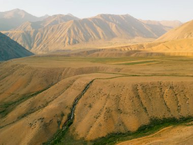Kırgızistan Kyzyl Oi Köyü 'nün havadan görünüşü - 25 Ağustos 2025. Yüksek kalite fotoğraf