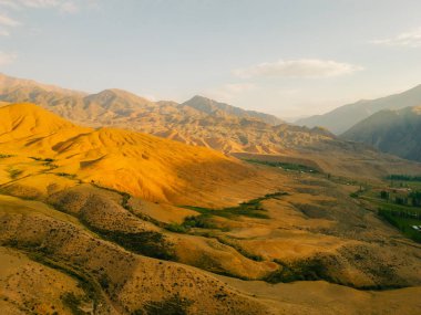 Kırgızistan Kyzyl Oi Köyü 'nün havadan görünüşü - 25 Ağustos 2025. Yüksek kalite fotoğraf