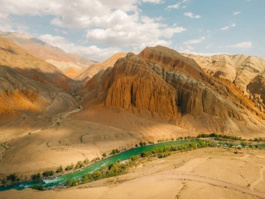 Kırgızistan Kyzyl Oi Köyü 'nün pitoresk manzarasından akan Kokemeren nehri. Arka planda dağlar var. Yüksek kalite fotoğraf