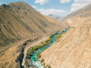 Kırgızistan Kyzyl Oi Köyü 'nün pitoresk manzarasından akan Kokemeren nehri. Arka planda dağlar var. Yüksek kalite fotoğraf