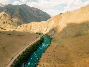 Kırgızistan Kyzyl Oi Köyü 'nün pitoresk manzarasından akan Kokemeren nehri. Arka planda dağlar var. Yüksek kalite fotoğraf