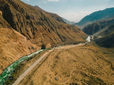 Kırgızistan Kyzyl Oi Köyü 'nün pitoresk manzarasından akan Kokemeren nehri. Arka planda dağlar var. Yüksek kalite fotoğraf