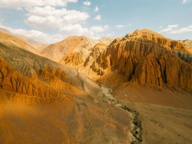 Kırgızistan Kyzyl Oi Köyü 'nün pitoresk manzarasından akan Kokemeren nehri. Arka planda dağlar var. Yüksek kalite fotoğraf
