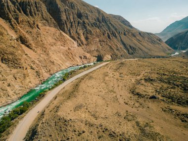 Kırgızistan Kyzyl Oi Köyü 'nün pitoresk manzarasından akan Kokemeren nehri. Arka planda dağlar var. Yüksek kalite fotoğraf