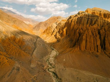 Kırgızistan Kyzyl Oi Köyü 'nün pitoresk manzarasından akan Kokemeren nehri. Arka planda dağlar var. Yüksek kalite fotoğraf