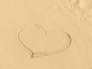 Ein Herz am Strand in Sand Gemalt