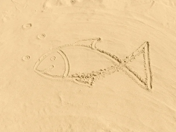 Ein Fisch kulüpler Strand kum gemalt — Stok fotoğraf