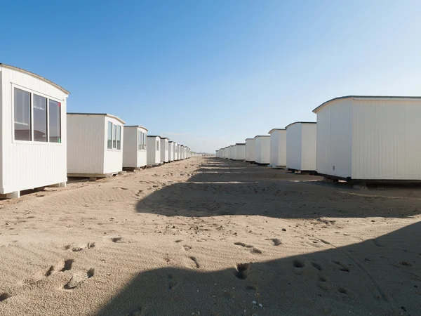 Weisse Haeuser dilerim Strand im Sommer