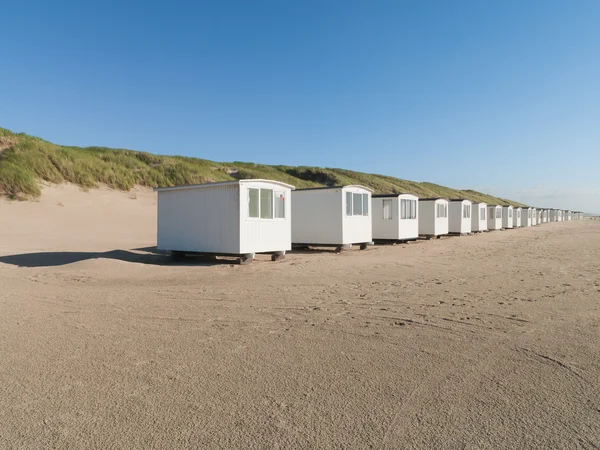 Weisse Haeuser am Strand im Sommer — Foto Stock