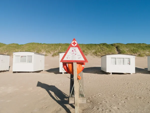 Rettungsring am Strand vor weissen Haeusern — Foto Stock