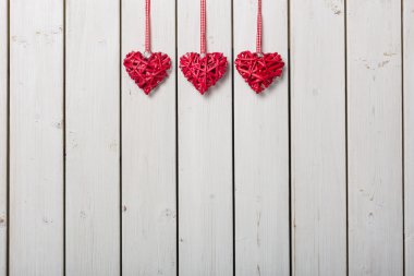 Ahşap arka planda kırmızı kalpler