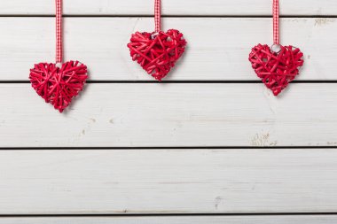 Ahşap arka planda kırmızı kalpler
