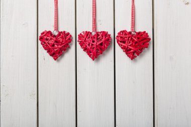 Ahşap arka planda kırmızı kalpler