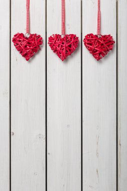 Ahşap arka planda kırmızı kalpler