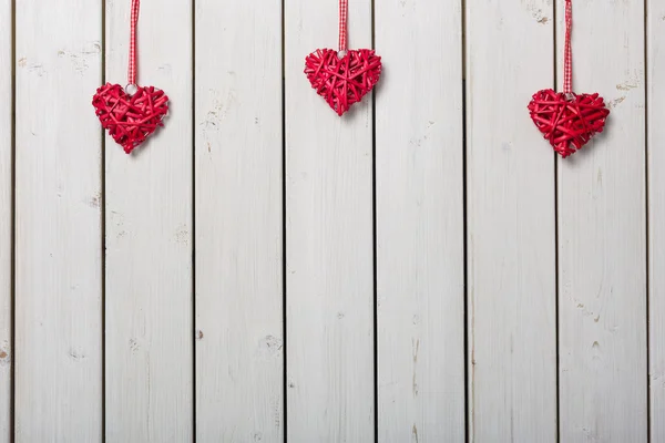 Cuori rossi su sfondo di legno — Foto Stock