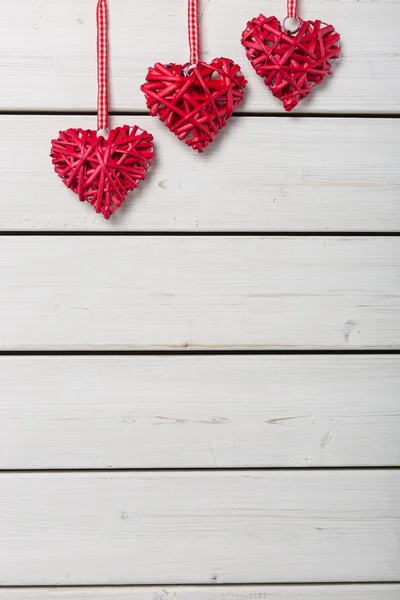 Cuori rossi su sfondo di legno — Foto Stock