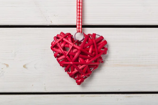 Coração vermelho no fundo de madeira branco — Fotografia de Stock