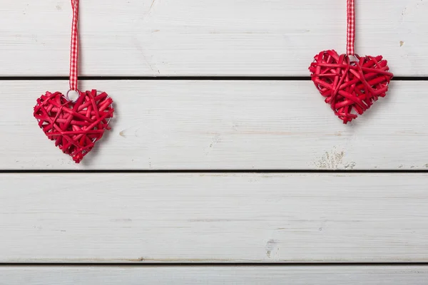 Corazones rojos sobre fondo de madera —  Fotos de Stock