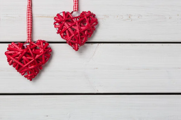 Corazones rojos sobre fondo de madera — Foto de Stock