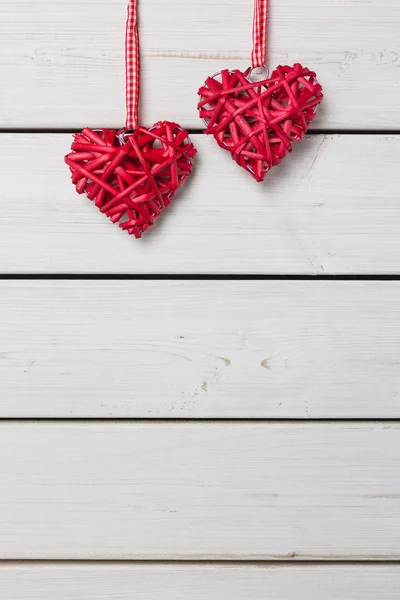 Красные сердца на деревянном фоне — стоковое фото