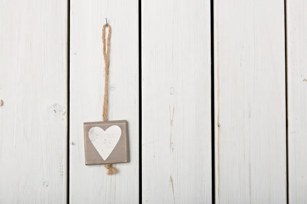 Coração sobre fundo de madeira branco — Fotografia de Stock